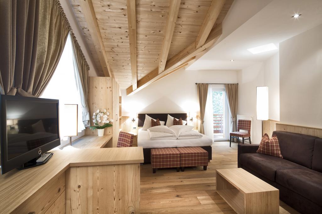 Hotel Comploj Adults Only Selva di Val Gardena Rum bild